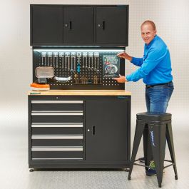 Werkplaatsinrichting voor auto