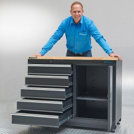 Werkplaatsinrichting voor auto