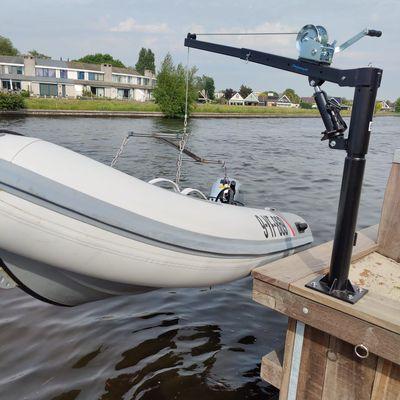 kraantje-om-bootje-uit-water-halen.jpg