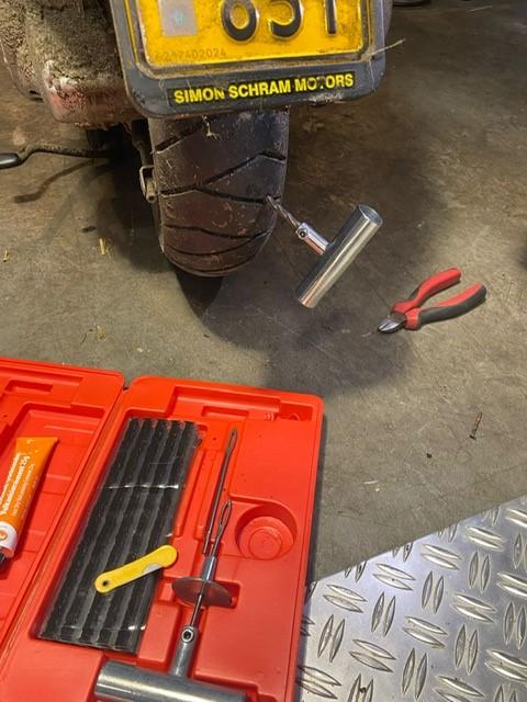 van-annemiek-bij-banden-reparatieset-_3__1_1.jpg